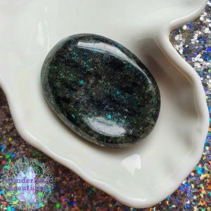 Wonderland Beautique - Galaxyite Thumbstone